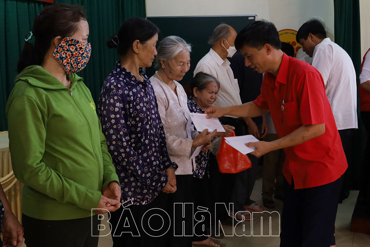 Hội Chữ thập đỏ thị xã Duy Tiên tặng 200 suất quà cho hộ gia đình có hoàn cảnh khó khăn