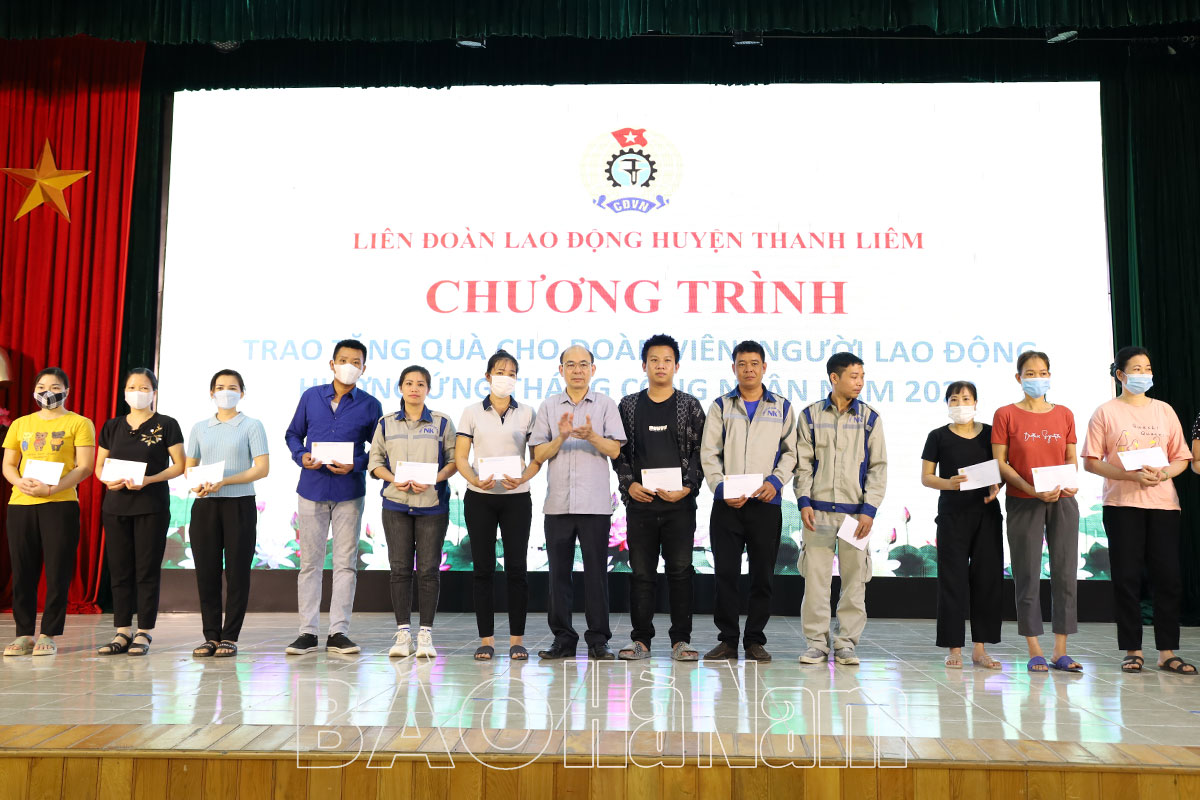 LĐLĐ huyện Thanh Liêm tặng 30 suất quà cho đoàn viên người lao động khó khăn