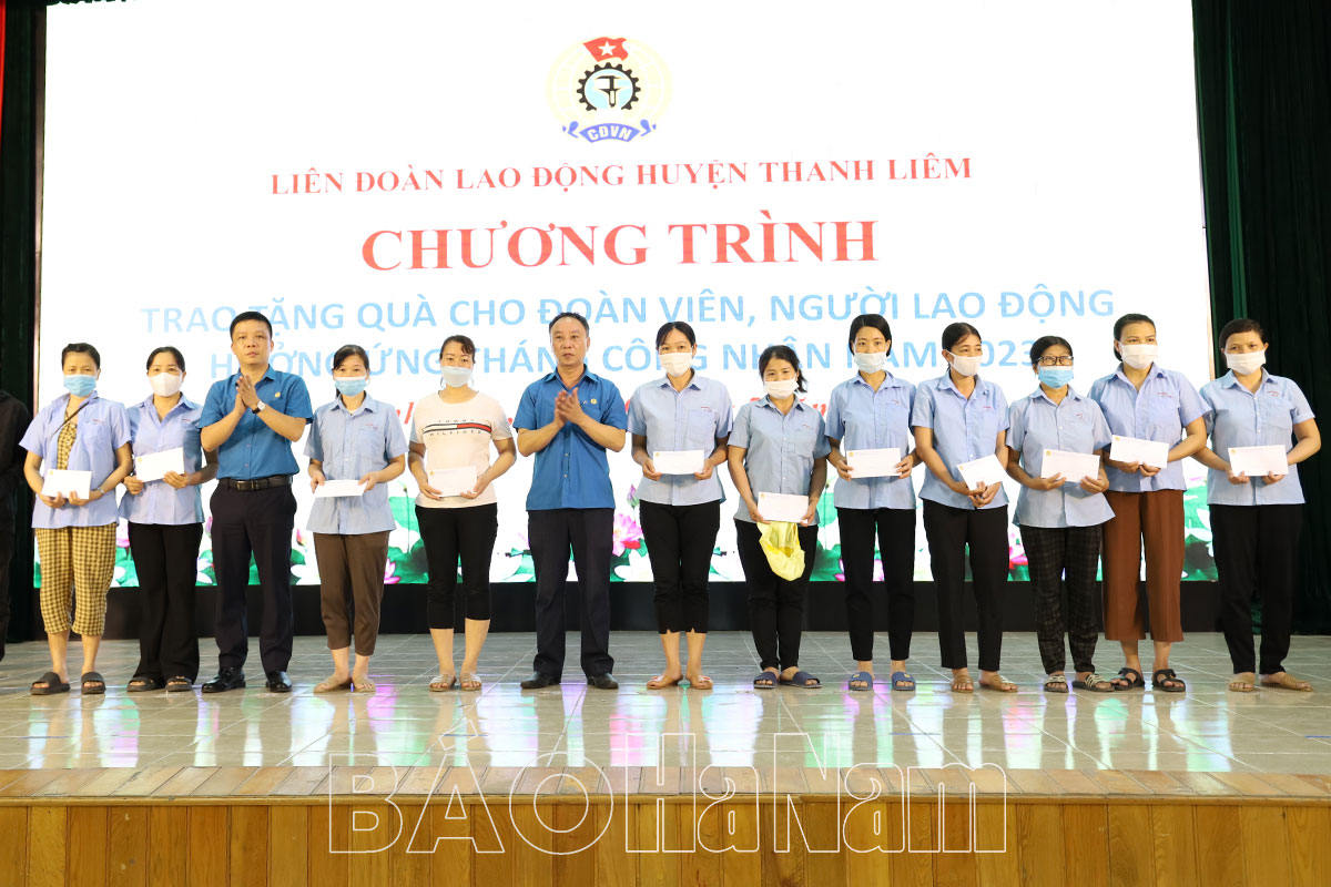 Liên đoàn Lao động huyện Thanh Liêm tặng 30 suất quà cho đoàn viên người lao động khó khăn