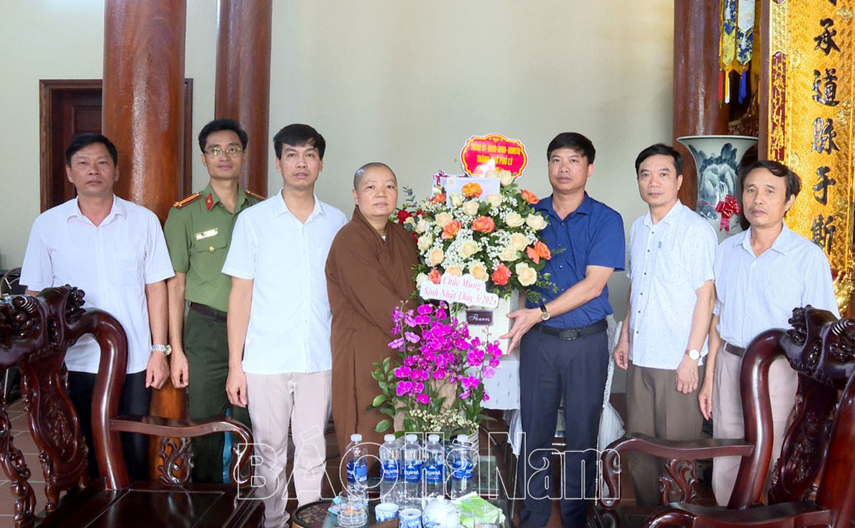 Đoàn lãnh đạo thành phố Phủ Lý thăm chúc mừng Đại lễ Phật đản tại các chùa trên địa bàn