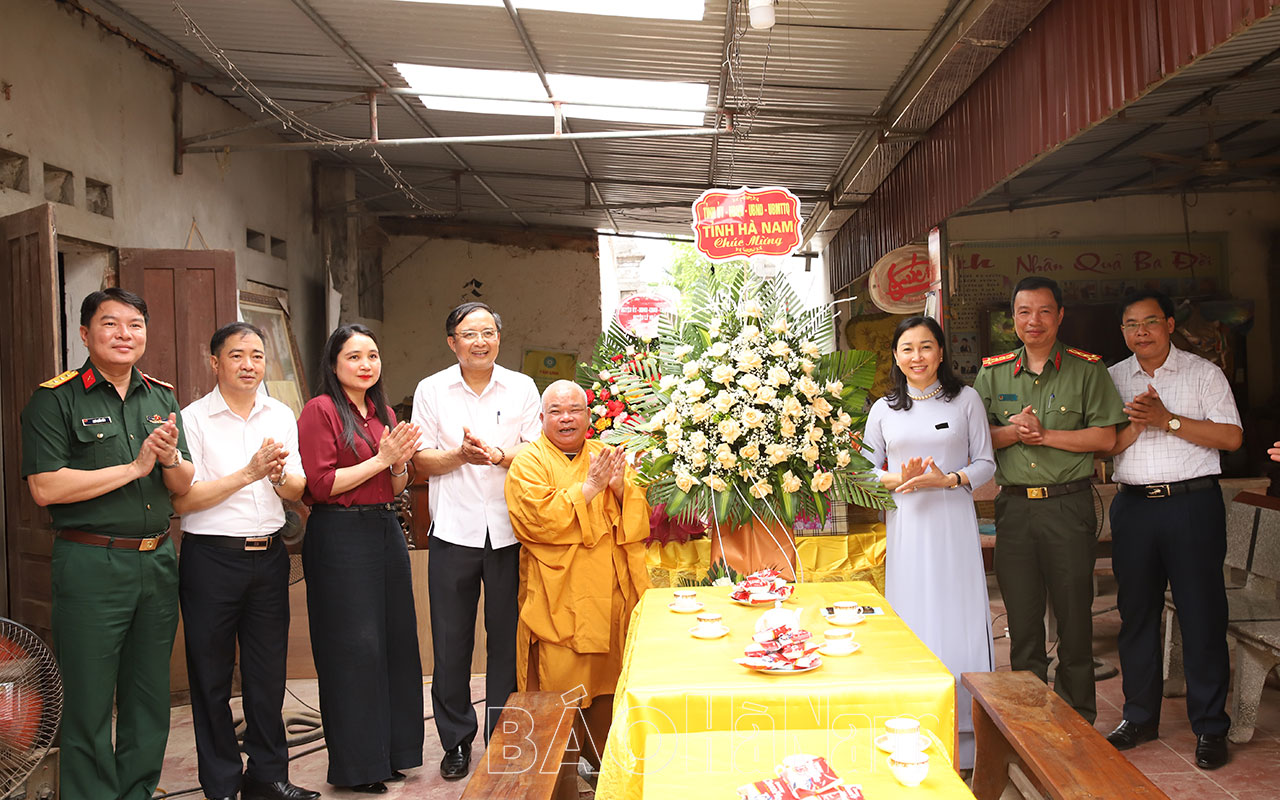 Đồng chí Phó Bí thư Thường trực Tỉnh ủy Đinh Thị Lụa thăm chùa Chi Long nhân lễ Phật đản