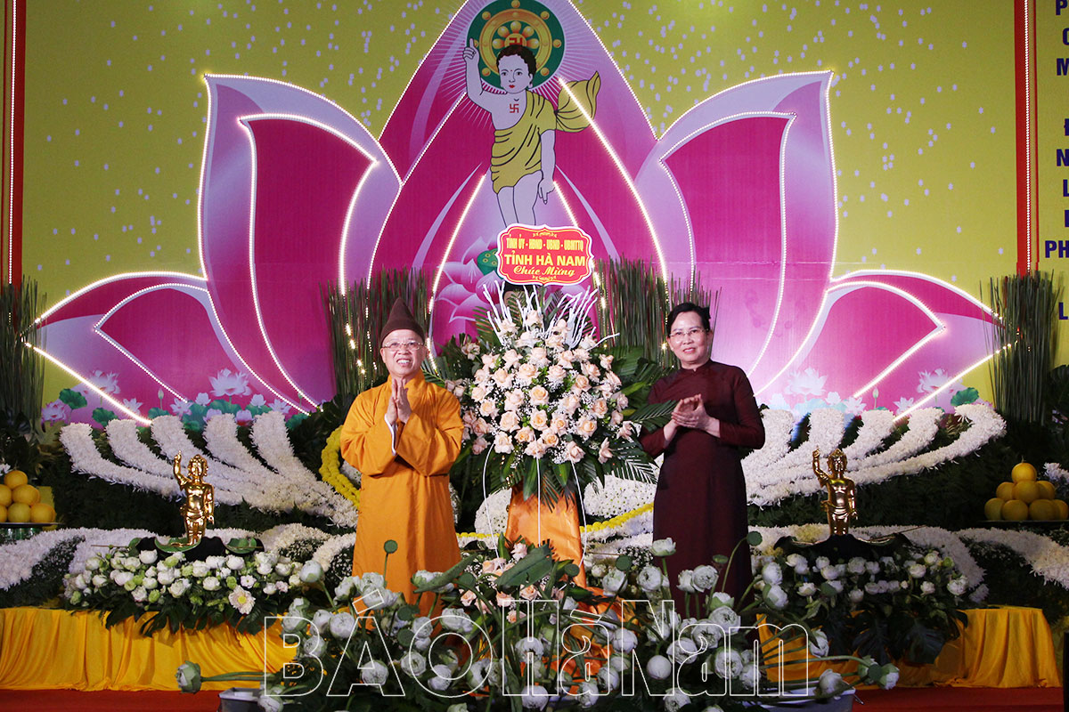 Bí thư Tỉnh ủy Lê Thị Thủy cùng Đoàn cán bộ lãnh đạo thăm chúc mừng Ban trị sự Phật giáo Việt Nam tỉnh và dự Lễ Phật đản